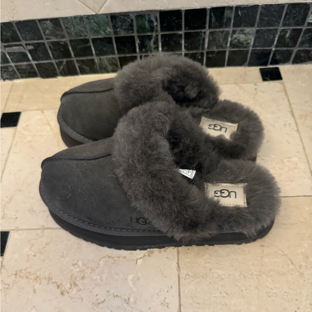 UGG Disquette Slippers, Size 7, Grey, in EXCELLENT CONDITION!